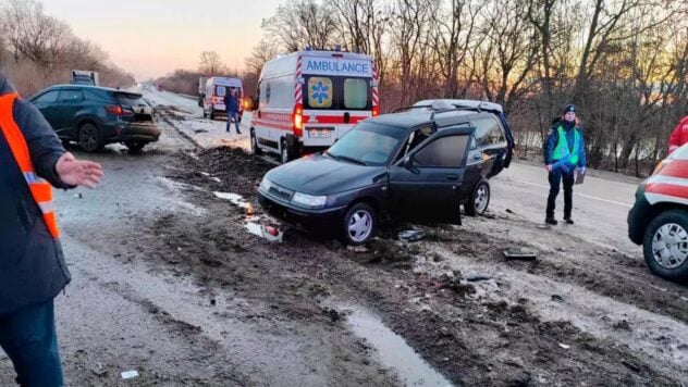 Incidente di grandi dimensioni vicino al Dnepr: sei auto si sono scontrate, ci sono stati feriti