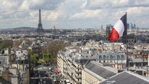 A Parigi, un uomo con un martello ha attaccato dei turisti vicino alla Torre Eiffel: ci sono morti e feriti