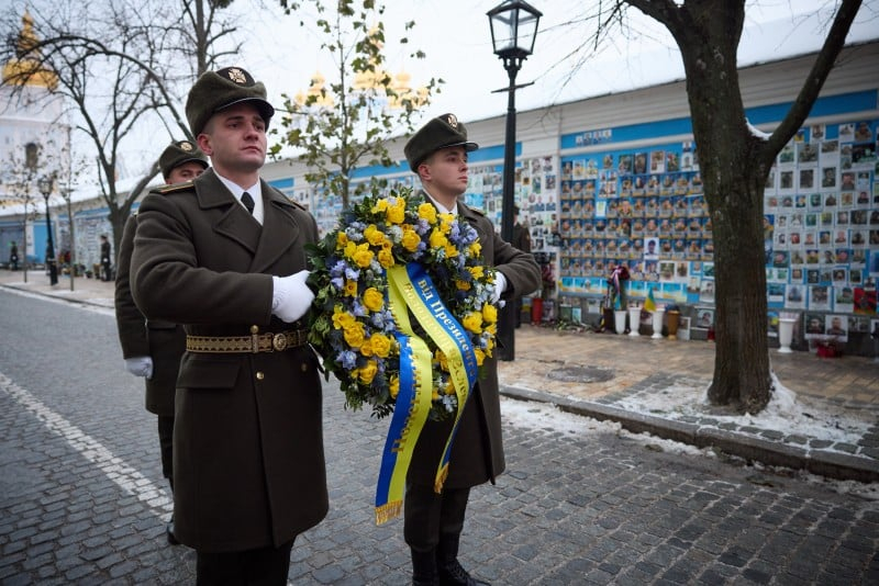 Nella Giornata delle Forze Armate, il presidente Zelenskyj ha onorato la memoria dei soldati caduti