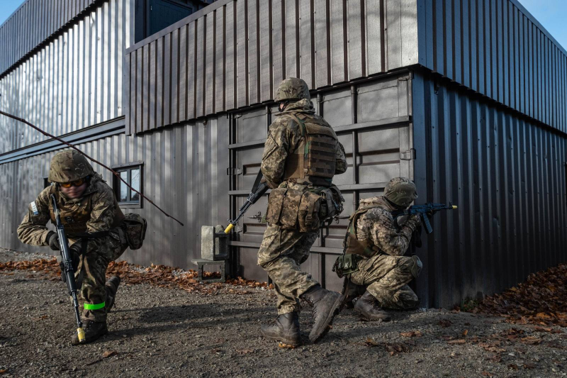 Generatori di fumo ed esplosioni: in Gran Bretagna l'esercito ucraino si addestra nelle condizioni più realistiche