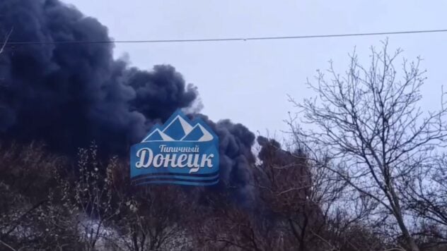 Il fumo si estende per chilometri: un deposito di carburante sta bruciando a Donetsk