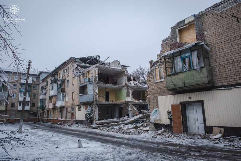 Attacco a Selidov: i soccorritori stanno mettendo fuori servizio una casa colpita da un missile