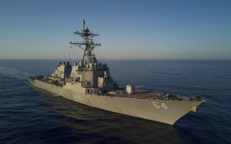 Cacciatorpediniere americani e navi commerciali attaccate nel Mar Rosso: dettagli