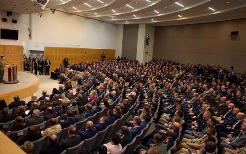 Standing ovation: Zelenskyj ha parlato alla National Defense University degli Stati Uniti (video)