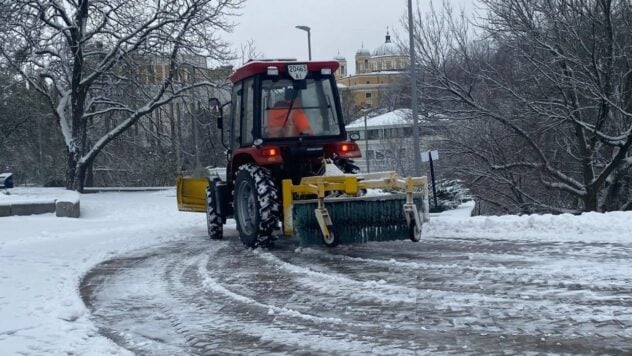 La capitale è ricoperta di neve bagnata: circa 400 mezzi speciali sono già al lavoro sul strade