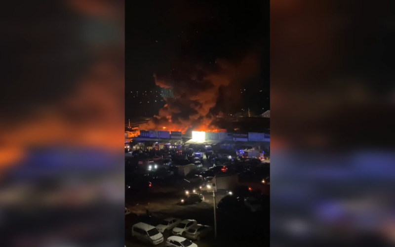 Grande incendio a Rostov sul Don: è scoppiato un mercato di abbigliamento (video)