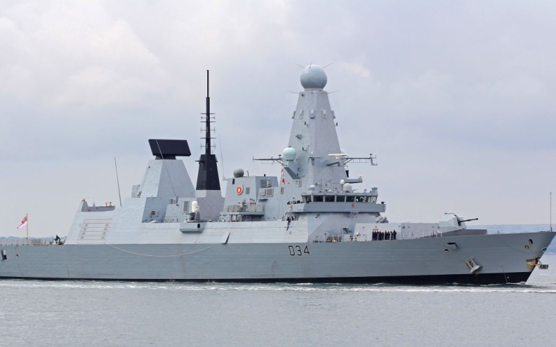 Un cacciatorpediniere britannico ha respinto un attacco contro una nave mercantile nel Mar Nero