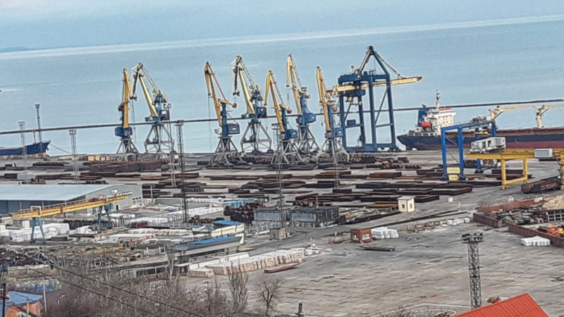 Nessun traffico navale, ormeggi vuoti: cosa sta succedendo nel porto di Mariupol