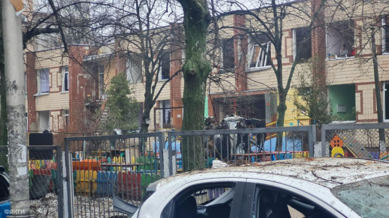 Attacco balistico su Kiev: che aspetto hanno una casa e un asilo distrutti