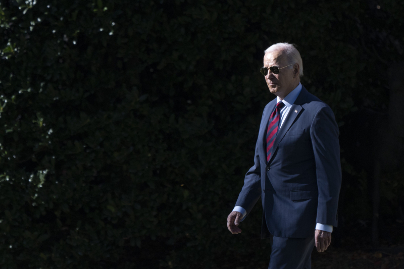 Un'auto è volata dentro un'auto del corteo del presidente Joe Biden