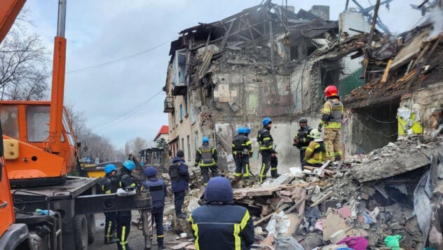 Quattro persone sono già morte sotto le rovine di una casa a Novogrodovka: la ricerca continua