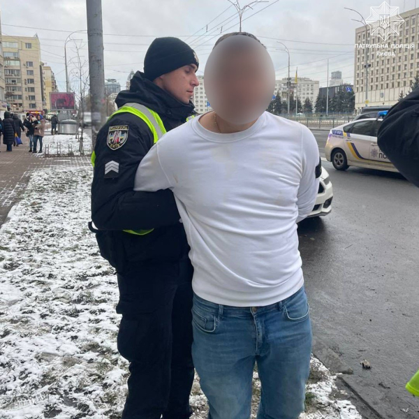 Ha iniziato a sparare da il finestrino di un'auto: a Kiev, gli agenti di pattuglia hanno arrestato un uomo