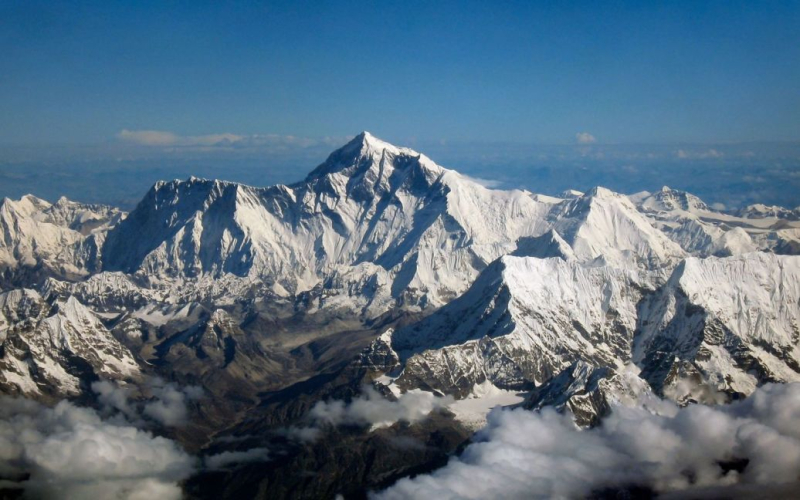 Montagna di spazzatura: il video del comportamento 'disgustoso' degli alpinisti sull'Everest suscita indignazione