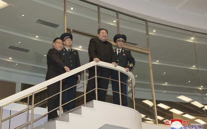 Kim Jong-un aumenta l'arsenale nucleare e definisce la guerra 'inevitabile' — Reuters