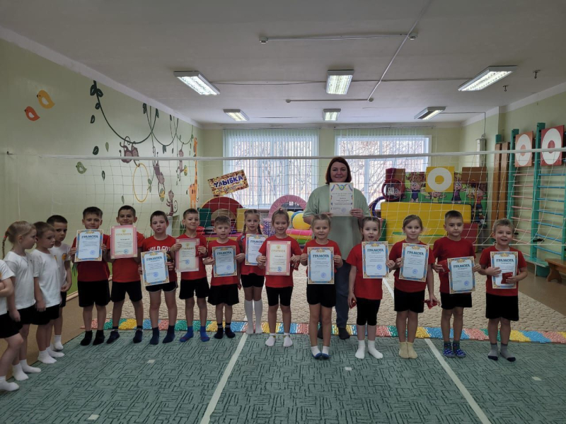 Genitori isterici: in Russia, ai bambini sono stati consegnati certificati con lo stemma e la bandiera dell'Ucraina – foto