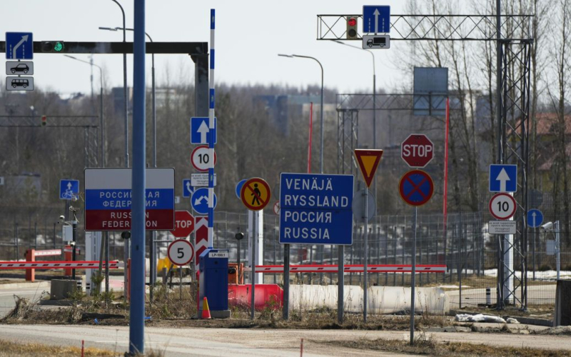 La Russia ha smesso di portare migranti al confine con la Finlandia dopo la chiusura del posto di blocco