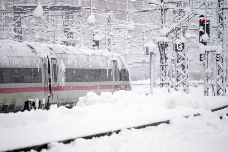 La nevicata ha causato un collasso dei trasporti in Baviera: l'aeroporto e la ferrovia non funzionano (foto)