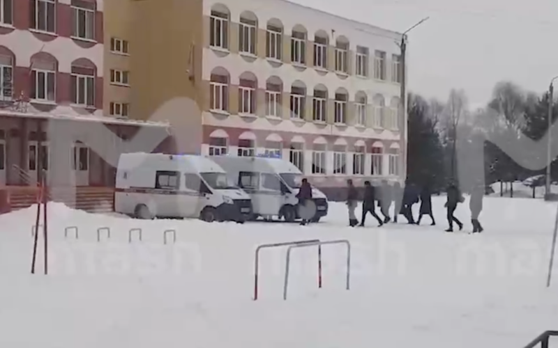 Riprese in una scuola a Bryansk: il momento dell'attacco è stato filmato