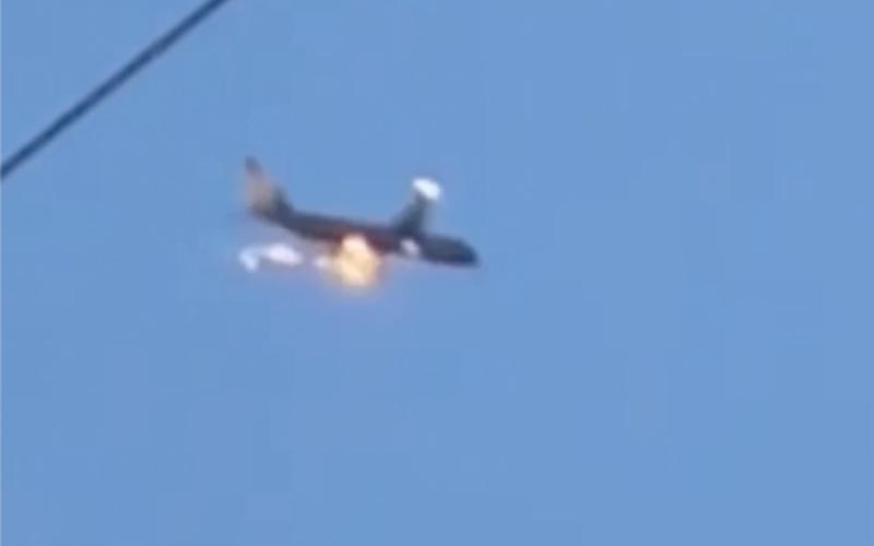 Direttamente in Russia un aereo ha preso fuoco nel cielo (video)