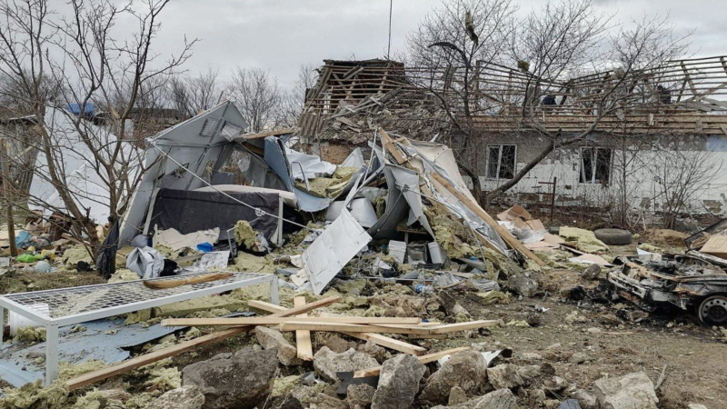 La Federazione Russa ha colpito la regione di Kherson: il villaggio l'edificio comunale e le case modulari degli sfollati sono stati distrutti