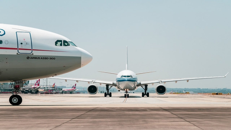 Negli Stati Uniti, un aereo passeggeri ha effettuato un atterraggio di emergenza dopo aver perso parte della fusoliera con un finestrino