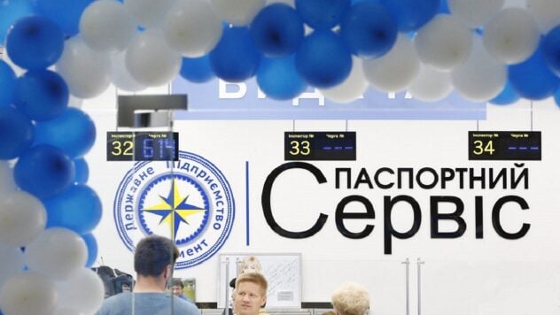 Gli ucraini all'estero sono in fila in massa per i passaporti: qual è la situazione adesso
