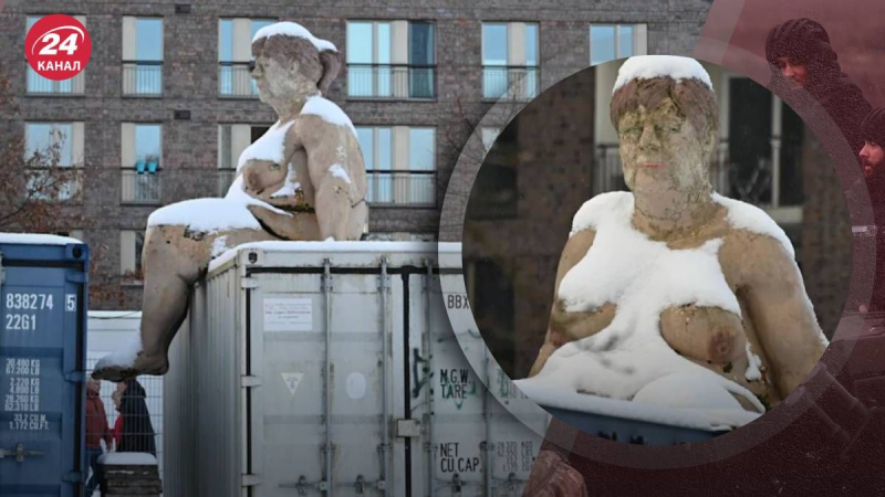 Una statua è apparsa in Donna nuda di Amburgo: assomiglia in modo sospetto ad Angela Merkel