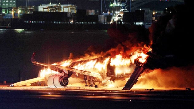 Un aereo con centinaia di persone a bordo ha preso fuoco all'aeroporto di Tokyo dopo l'atterraggio