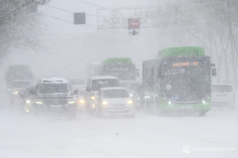 Per uscire di casa, i russi scavano tunnel: Un terribile ciclone di neve ha coperto Sakhalin