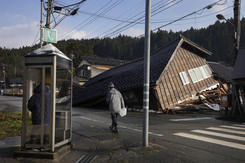 Forte terremoto in Giappone: aumenta il bilancio delle vittime, centinaia di persone risultano disperse (foto)