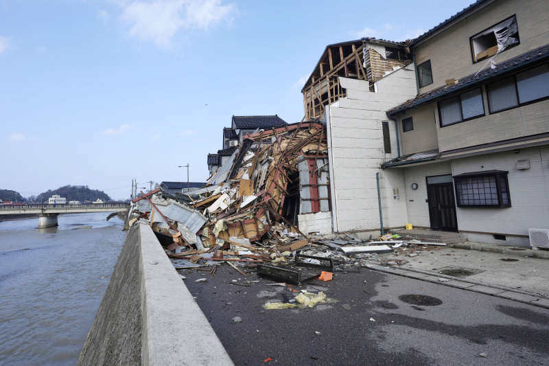 Potente terremoto in Giappone: aumenta il bilancio delle vittime, centinaia di mancano persone (foto)