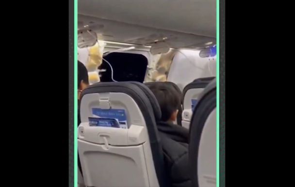 Atterraggio con brezza: il finestrino di un aereo passeggeri “aperto” durante il volo (video)