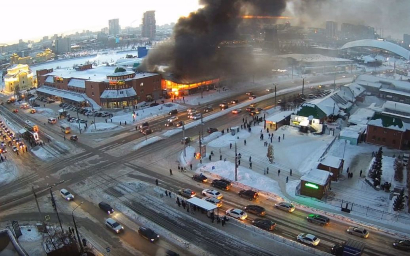 B il più grande mercato nel centro di Chelyabinsk russo ha preso fuoco: video