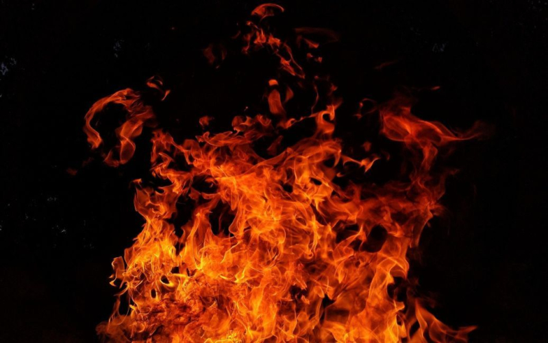 B Un incendio su vasta scala è scoppiato in una fabbrica nella regione russa di Chelyabinsk