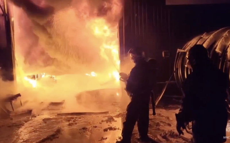 Un incendio su vasta scala è scoppiato a San . Pietroburgo