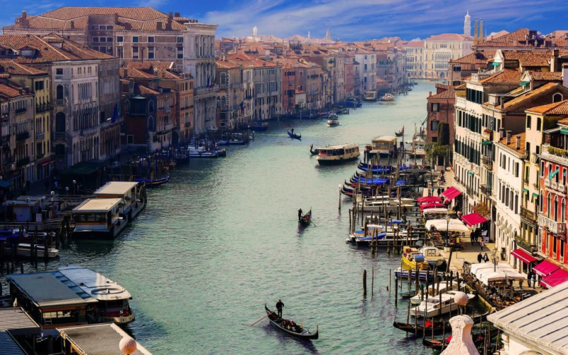 Venezia introduce nuove restrizioni per i turisti: cosa sarà vietato quest'anno
