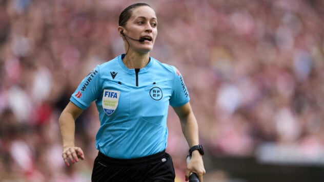 In Spagna, durante una partita, un operatore della telecamera si è schiantato contro un'arbitro donna e le ha rotto la testa 