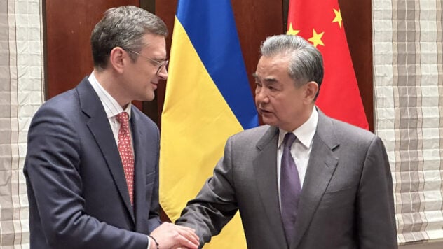 Kuleba ha incontrato il capo del ministero degli Esteri cinese: ha discusso del vertice globale sulla pace