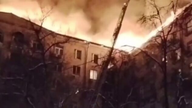 Grande incendio a Mosca: due elicotteri hanno fatto cadere 50 tonnellate di acqua