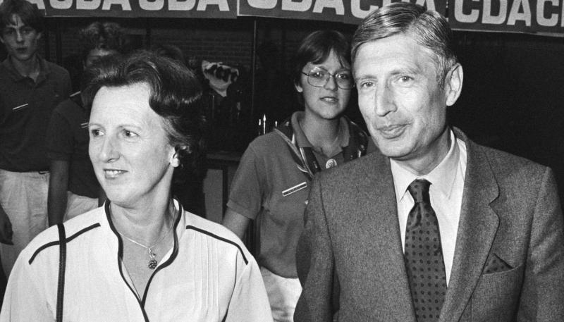 Tenendosi per mano: ex-Primo Ministro della I Paesi Bassi e sua moglie hanno subito l'eutanasia
