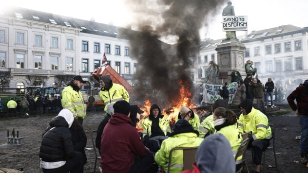 Protesta degli agricoltori a Bruxelles durante il vertice del Consiglio europeo: la polizia ha usato idranti