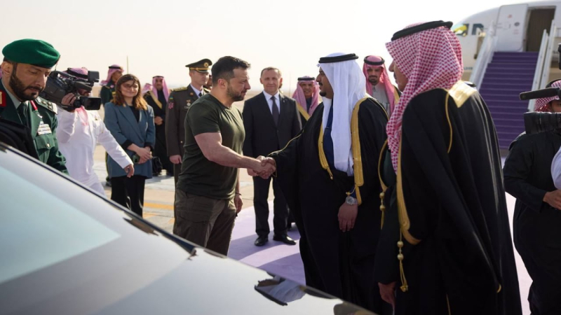 Zelenskyj in Arabia Saudita, distruzione dei Su-34 russi e il ritiro delle forze armate ucraine da due villaggi: le principali notizie del 27 febbraio