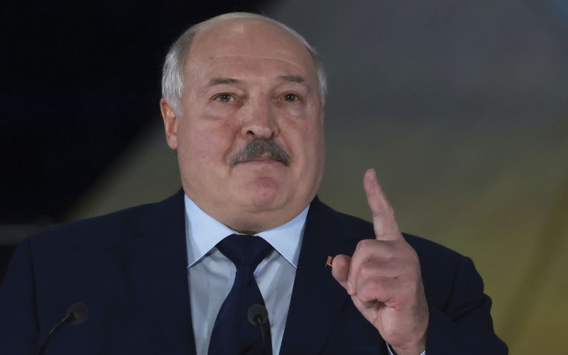 &quot “Hanno attraversato il confine nelle paludi”: Lukashenko ha annunciato la detenzione del DRG ucraino” /></p>
<p><strong>Il dittatore ha parlato dei “successi” di operazione antiterrorismo.</strong></p>
<p>Durante l'operazione antiterrorismo nella <strong>Bielorussia</strong> occidentale sono stati arrestati dei sabotatori.</p>
<p>Il Presidente della Repubblica Lo ha annunciato Alexander Lukashenko, riferisce BelTA.</p>
<p>“Proprio oggi diversi sabotatori sono stati arrestati al confine ucraino. Con l'aiuto di droni, attraverso le paludi, alcuni cittadini ucraini sono strisciati fino al nostro confine, trasferendo esplosivi a commettere sabotaggi – principalmente per sabotaggi sul territorio della Russia e della Bielorussia”, ha detto.</p>
<p>Secondo lui, tutti i sabotatori sono stati arrestati. E tra loro ci sono bielorussi.</p>
<p>Lukashenko si è lamentato anche del fatto che ogni settimana si verificano 2-3 “sabotaggi” di questo tipo.</p>
<p>Ricordiamo che la <strong>Bielorussia</strong> ha introdotto una contro- operazioni del regime terroristico vicino al confine con l'Ucraina, precisamente nella regione di Lelchitsy. Tuttavia, ora il Servizio di frontiera statale ucraino non registra azioni attive nel paese vicino.</p>
<h4>Argomenti simili:</h4>
<p>Altre notizie</p>
<!-- AddThis Advanced Settings above via filter on the_content --><!-- AddThis Advanced Settings below via filter on the_content --><!-- AddThis Advanced Settings generic via filter on the_content --><!-- AddThis Related Posts below via filter on the_content --><div class=