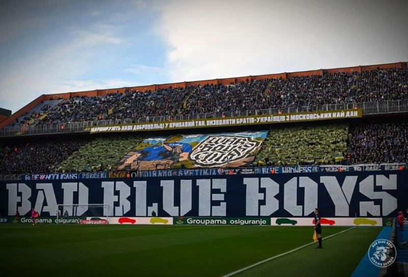 Ultras Dinamo Zagabria ha ricordato la guerra con uno striscione con le parole di una canzone ucraina