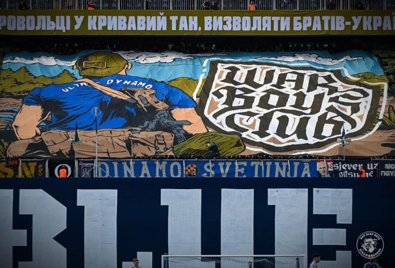 Ultras Dinamo Zagabria ha ricordato la guerra con uno striscione con le parole di una canzone ucraina