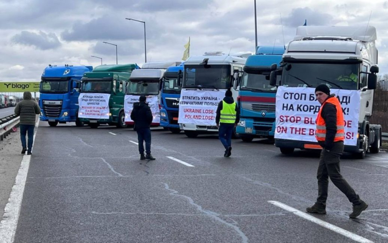 Blocco completo del confine ucraino: un funzionario polacco minaccia Kiev di espandere le restrizioni