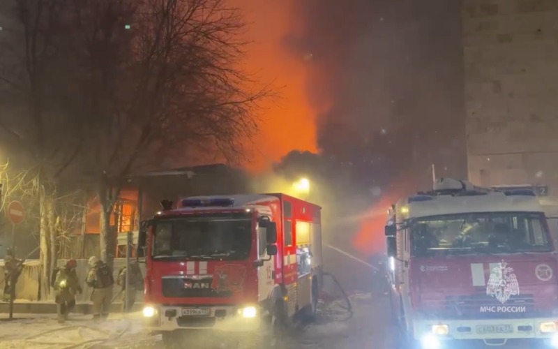 B Mosca - un incendio su larga scala sul territorio della Sala Izvestia (video)