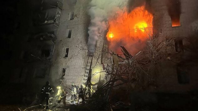 La Federazione Russa ha sganciato una bomba aerea su un edificio di 5 piani a Kupyansk nella regione di Kharkov : appartamenti bruciavano