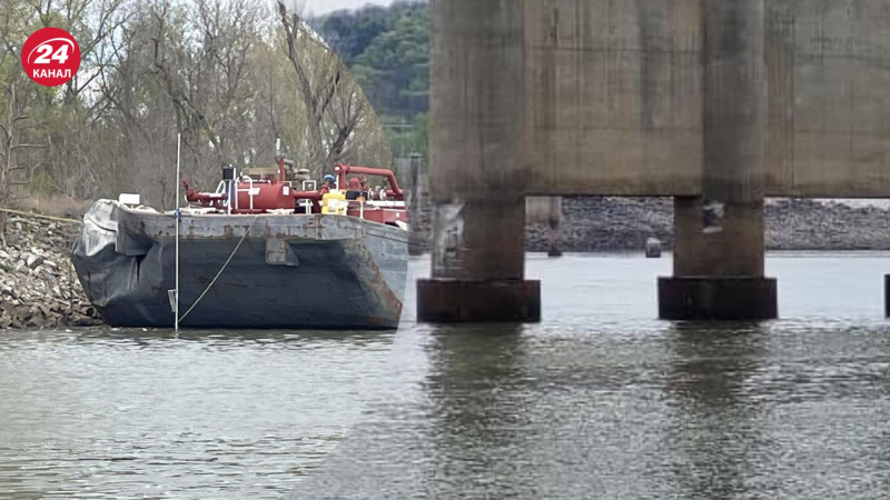 Negli Stati Uniti, una chiatta si è schiantata contro un ponte per la seconda volta in una settimana: il momento del la collisione è stata ripresa dalla telecamera