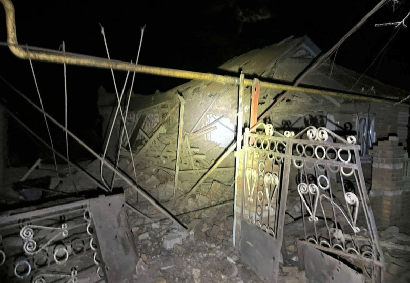 Serie di esplosioni a Krivoy Rog: 2 Shahed sono stati abbattuti, detriti sono caduti su un edificio di cinque piani